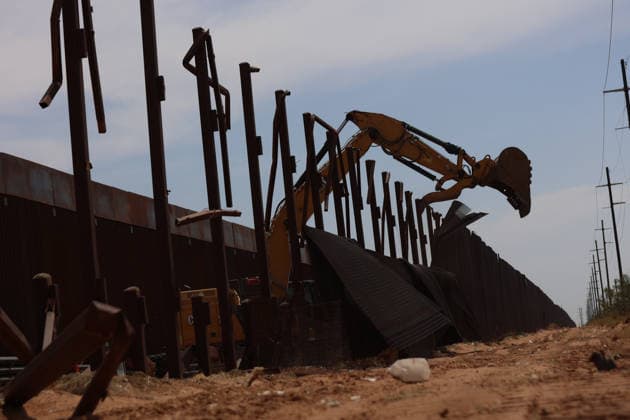 Double steel wall construction underway at U.S.-Mexico Border CIUDAD JUAREZ , MEXICO - AUGUST 6: Construction workers install a new black double-steel barrier replacing sections of the old metal fence along the U.S.-Mexico border between Santa Teresa, New Mexico, and Ciudad Juárez, Chihuahua, Mexico, on August 6, 2026. The new infrastructure is part of ongoing efforts to reinforce the border barrier system. Christian Torres Anadolu Ciudad juarez Mexico. Editorial use only. Please get in touch for any other usage.  Copyright: x2026xAnadoluxChristianxTorresx