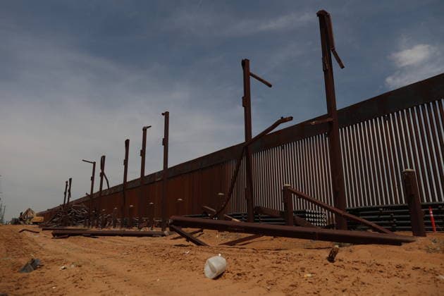 Double steel wall construction underway at U.S.-Mexico Border CIUDAD JUAREZ , MEXICO - AUGUST 6: Construction workers install a new black double-steel barrier replacing sections of the old metal fence along the U.S.-Mexico border between Santa Teresa, New Mexico, and Ciudad Juárez, Chihuahua, Mexico, on August 6, 2026. The new infrastructure is part of ongoing efforts to reinforce the border barrier system. Christian Torres Anadolu Ciudad juarez Mexico. Editorial use only. Please get in touch for any other usage.  Copyright: x2026xAnadoluxChristianxTorresx