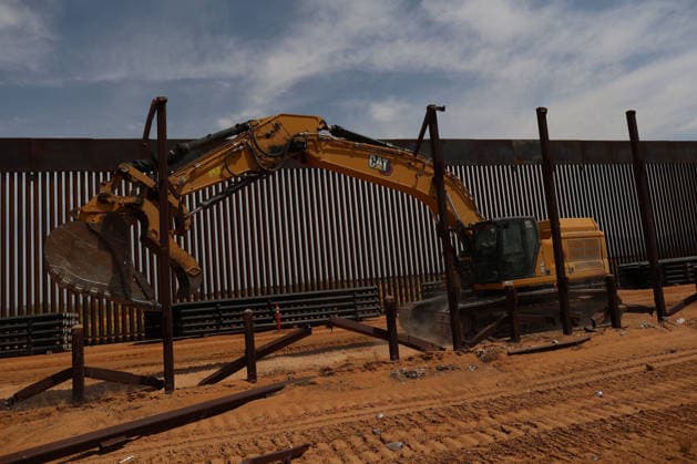 Double steel wall construction underway at U.S.-Mexico Border CIUDAD JUAREZ , MEXICO - AUGUST 6: Construction workers install a new black double-steel barrier replacing sections of the old metal fence along the U.S.-Mexico border between Santa Teresa, New Mexico, and Ciudad Juárez, Chihuahua, Mexico, on August 6, 2026. The new infrastructure is part of ongoing efforts to reinforce the border barrier system. Christian Torres Anadolu Ciudad juarez Mexico. Editorial use only. Please get in touch for any other usage.  Copyright: x2026xAnadoluxChristianxTorresx