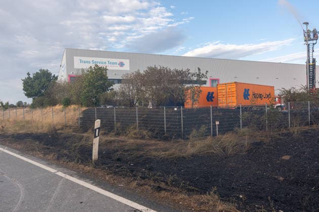 Großbrand in Entsorgungsbetrieb schwarze Rauchwolke kilometerweit sichtbar Am Donnerstagnachmittag, 06.08.2026, kam es gegen 16:20 Uhr zu einem Brand in einem Entsorgungsbetrieb im Gernsheimer Industriegebiet. Das Feuer breitete sich schnell aus. Eine große schwarze Rauchwolke stand über der Einsatzstelle und war kilometerweit sichtbar. Die Feuerwehren der Umgebung waren im Großeinsatz. Aufgrund der Löscharbeiten war die Bundesstraße 44 zwischen der Bundesstraße 426 und der Landstraße 3361 voll gesperrt. Gernsheim Hessen Deutschland *** Major Fire at Waste Management Facility; Black Cloud of Smoke Visible for Kilometers On Thursday afternoon, August 6, 2026, a fire broke out around 4:20 p.m. at a waste disposal facility in the