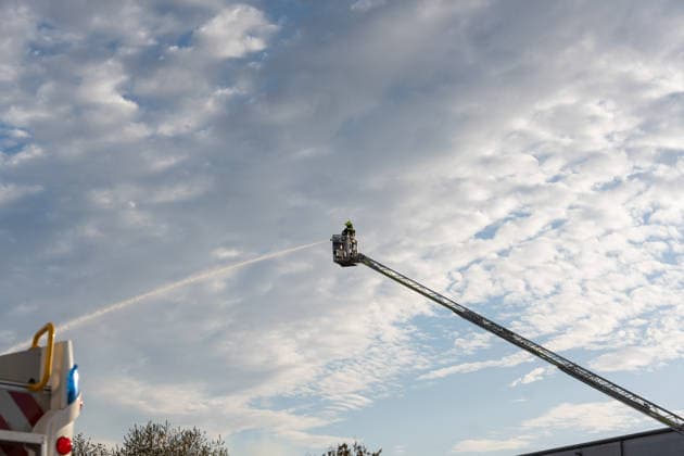 Großbrand in Entsorgungsbetrieb schwarze Rauchwolke kilometerweit sichtbar Am Donnerstagnachmittag, 06.08.2026, kam es gegen 16:20 Uhr zu einem Brand in einem Entsorgungsbetrieb im Gernsheimer Industriegebiet. Das Feuer breitete sich schnell aus. Eine große schwarze Rauchwolke stand über der Einsatzstelle und war kilometerweit sichtbar. Die Feuerwehren der Umgebung waren im Großeinsatz. Aufgrund der Löscharbeiten war die Bundesstraße 44 zwischen der Bundesstraße 426 und der Landstraße 3361 voll gesperrt. Gernsheim Hessen Deutschland *** Major Fire at Waste Management Facility; Black Cloud of Smoke Visible for Kilometers On Thursday afternoon, August 6, 2026, a fire broke out around 4:20 p.m. at a waste disposal facility in the