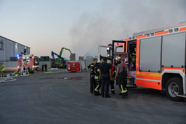 Großbrand in Entsorgungsbetrieb schwarze Rauchwolke kilometerweit sichtbar Am Donnerstagnachmittag, 06.08.2026, kam es gegen 16:20 Uhr zu einem Brand in einem Entsorgungsbetrieb im Gernsheimer Industriegebiet. Das Feuer breitete sich schnell aus. Eine große schwarze Rauchwolke stand über der Einsatzstelle und war kilometerweit sichtbar. Die Feuerwehren der Umgebung waren im Großeinsatz. Aufgrund der Löscharbeiten war die Bundesstraße 44 zwischen der Bundesstraße 426 und der Landstraße 3361 voll gesperrt. Gernsheim Hessen Deutschland *** Major Fire at Waste Management Facility; Black Cloud of Smoke Visible for Kilometers On Thursday afternoon, August 6, 2026, a fire broke out around 4:20 p.m. at a waste disposal facility in the