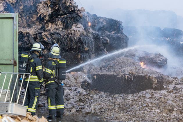 Großbrand in Entsorgungsbetrieb schwarze Rauchwolke kilometerweit sichtbar Am Donnerstagnachmittag, 06.08.2026, kam es gegen 16:20 Uhr zu einem Brand in einem Entsorgungsbetrieb im Gernsheimer Industriegebiet. Das Feuer breitete sich schnell aus. Eine große schwarze Rauchwolke stand über der Einsatzstelle und war kilometerweit sichtbar. Die Feuerwehren der Umgebung waren im Großeinsatz. Aufgrund der Löscharbeiten war die Bundesstraße 44 zwischen der Bundesstraße 426 und der Landstraße 3361 voll gesperrt. Gernsheim Hessen Deutschland *** Major Fire at Waste Management Facility; Black Cloud of Smoke Visible for Kilometers On Thursday afternoon, August 6, 2026, a fire broke out around 4:20 p.m. at a waste disposal facility in the