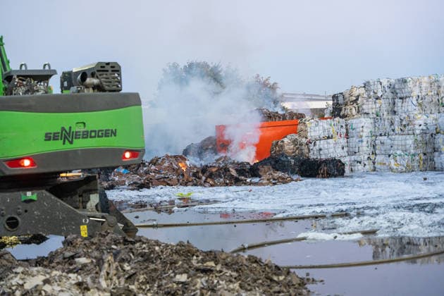 Großbrand in Entsorgungsbetrieb schwarze Rauchwolke kilometerweit sichtbar Am Donnerstagnachmittag, 06.08.2026, kam es gegen 16:20 Uhr zu einem Brand in einem Entsorgungsbetrieb im Gernsheimer Industriegebiet. Das Feuer breitete sich schnell aus. Eine große schwarze Rauchwolke stand über der Einsatzstelle und war kilometerweit sichtbar. Die Feuerwehren der Umgebung waren im Großeinsatz. Aufgrund der Löscharbeiten war die Bundesstraße 44 zwischen der Bundesstraße 426 und der Landstraße 3361 voll gesperrt. Gernsheim Hessen Deutschland *** Major Fire at Waste Management Facility; Black Cloud of Smoke Visible for Kilometers On Thursday afternoon, August 6, 2026, a fire broke out around 4:20 p.m. at a waste disposal facility in the