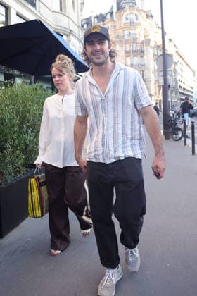 Cast of ˜White Lotus™ season 4 seen out and about enjoying the city of lights after filming Featuring: Ben Schnetzer Where: Paris, France When: 06 Aug 2026 Credit: Jasmine Aissaoui INSTARimages EDITORIAL USE ONLY. NOT FOR USE BY NEWSPAPERS BASED IN THE UK. Copyright: xJasminexAissaouix instar55901635