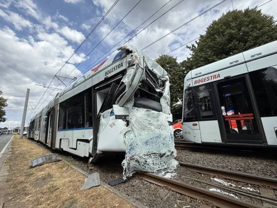Straßenbahn stoßen zusammen - 2 in Lebensgefahr, 7 Schwer- und 14 Leichtverletzte, auch Kinder unter den Fahrgästen - Gelsenkirchen 7aIMG: 0568581 Nach dem schweren Straßenbahnunfall auf der Kurt-Schumacher-Straße in Gelsenkirchen hat Oberbürgermeisterin Andrea Henze den Betroffenen ihre Anteilnahme ausgesprochen. Sie sprach von einem ganz schrecklichen Unfall , der sie tief betroffen mache. Die Stadt unterstütze den Einsatz gemeinsam mit der Feuerwehr und werde auch im Nachgang Hilfsangebote für Betroffene prüfen. Zu den Verletzten wollte Henze mit Verweis auf die laufende Lagebewertung keine weiteren Angaben machen. Feuerwehrleiter Ansgar Stening schilderte den Einsatzverlauf. Feuerwehr und Rettungsdienst wurden gegen 12:30 Uhr zunäch Copyright: 7aktuell.dex xMarcxGruber 0568581 20260806_7a_express_20260806_3279_568581