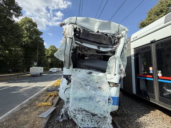 Straßenbahn stoßen zusammen - 2 in Lebensgefahr, 7 Schwer- und 14 Leichtverletzte, auch Kinder unter den Fahrgästen - Gelsenkirchen 7aIMG: 0568584 Nach dem schweren Straßenbahnunfall auf der Kurt-Schumacher-Straße in Gelsenkirchen hat Oberbürgermeisterin Andrea Henze den Betroffenen ihre Anteilnahme ausgesprochen. Sie sprach von einem ganz schrecklichen Unfall , der sie tief betroffen mache. Die Stadt unterstütze den Einsatz gemeinsam mit der Feuerwehr und werde auch im Nachgang Hilfsangebote für Betroffene prüfen. Zu den Verletzten wollte Henze mit Verweis auf die laufende Lagebewertung keine weiteren Angaben machen. Feuerwehrleiter Ansgar Stening schilderte den Einsatzverlauf. Feuerwehr und Rettungsdienst wurden gegen 12:30 Uhr zunäch Copyright: 7aktuell.dex xMarcxGruber 0568584 20260806_7a_express_20260806_3279_568584