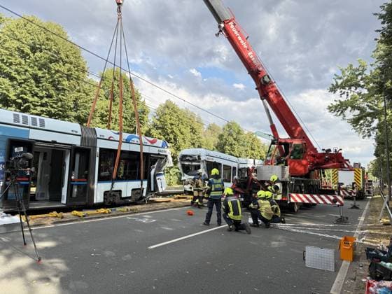 Straßenbahn stoßen zusammen - 2 in Lebensgefahr, 7 Schwer- und 14 Leichtverletzte, auch Kinder unter den Fahrgästen - Gelsenkirchen 7aIMG: 0568593 Nach dem schweren Straßenbahnunfall auf der Kurt-Schumacher-Straße in Gelsenkirchen hat Oberbürgermeisterin Andrea Henze den Betroffenen ihre Anteilnahme ausgesprochen. Sie sprach von einem ganz schrecklichen Unfall , der sie tief betroffen mache. Die Stadt unterstütze den Einsatz gemeinsam mit der Feuerwehr und werde auch im Nachgang Hilfsangebote für Betroffene prüfen. Zu den Verletzten wollte Henze mit Verweis auf die laufende Lagebewertung keine weiteren Angaben machen. Feuerwehrleiter Ansgar Stening schilderte den Einsatzverlauf. Feuerwehr und Rettungsdienst wurden gegen 12:30 Uhr zunäch Copyright: 7aktuell.dex xMarcxGruber 0568593 20260806_7a_express_20260806_3279_568593