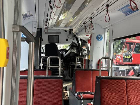 Straßenbahn stoßen zusammen - 2 in Lebensgefahr, 7 Schwer- und 14 Leichtverletzte, auch Kinder unter den Fahrgästen - Gelsenkirchen 7aIMG: 0568599 Nach dem schweren Straßenbahnunfall auf der Kurt-Schumacher-Straße in Gelsenkirchen hat Oberbürgermeisterin Andrea Henze den Betroffenen ihre Anteilnahme ausgesprochen. Sie sprach von einem ganz schrecklichen Unfall , der sie tief betroffen mache. Die Stadt unterstütze den Einsatz gemeinsam mit der Feuerwehr und werde auch im Nachgang Hilfsangebote für Betroffene prüfen. Zu den Verletzten wollte Henze mit Verweis auf die laufende Lagebewertung keine weiteren Angaben machen. Feuerwehrleiter Ansgar Stening schilderte den Einsatzverlauf. Feuerwehr und Rettungsdienst wurden gegen 12:30 Uhr zunäch Copyright: 7aktuell.dex xMarcxGruber 0568599 20260806_7a_express_20260806_3279_568599