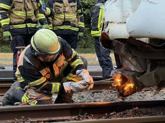Straßenbahn stoßen zusammen - 2 in Lebensgefahr, 7 Schwer- und 14 Leichtverletzte, auch Kinder unter den Fahrgästen - Gelsenkirchen 7aIMG: 0568604 Nach dem schweren Straßenbahnunfall auf der Kurt-Schumacher-Straße in Gelsenkirchen hat Oberbürgermeisterin Andrea Henze den Betroffenen ihre Anteilnahme ausgesprochen. Sie sprach von einem ganz schrecklichen Unfall , der sie tief betroffen mache. Die Stadt unterstütze den Einsatz gemeinsam mit der Feuerwehr und werde auch im Nachgang Hilfsangebote für Betroffene prüfen. Zu den Verletzten wollte Henze mit Verweis auf die laufende Lagebewertung keine weiteren Angaben machen. Feuerwehrleiter Ansgar Stening schilderte den Einsatzverlauf. Feuerwehr und Rettungsdienst wurden gegen 12:30 Uhr zunäch Copyright: 7aktuell.dex xMarcxGruber 0568604 20260806_7a_express_20260806_3279_568604