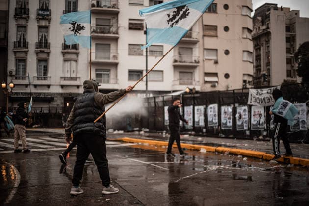 August 6, 2026, Caba, Buenos Aires, Argentina: Argentine security forces confront demonstrators outside the National Congress in Buenos Aires as the Senate debates the so-called Inviolability of Private Property bill. The protest took place amid heavy security and barriers surrounding the congressional building. Caba Argentina - ZUMAf175 20260806_zip_f175_025 Copyright: xDaniellaxFernandezxRealinx