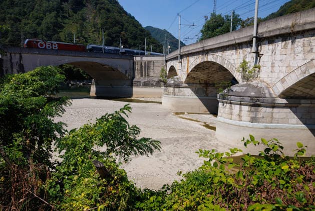 Drought in Slovenia - 06 Aug 2026 A mostly dry riverbed of Savinja river near its confluence with Sava river is seen in Zidani Most. Slovenia faces record low water levels due to longlasting drought and a recent heatwave, causing the Kröko Nuclear Power Plant to reduce power and a temporary suspension of fishing on several rivers. Zidani Most Slovenia Copyright: xLukaxDakskoblerx xSOPAxImagesx LUDAKS-6538