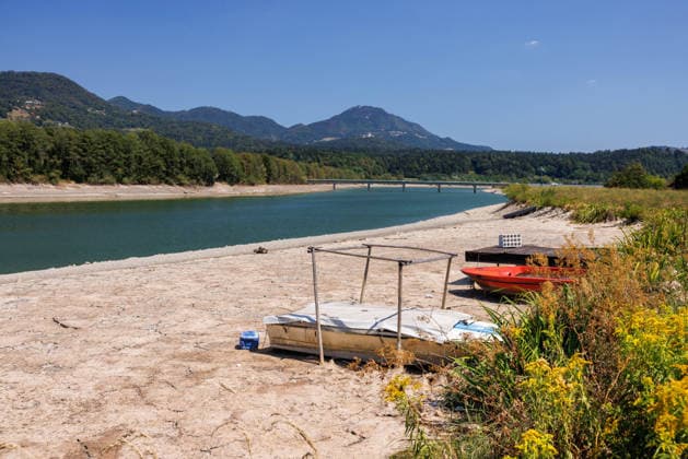 Drought in Slovenia - 06 Aug 2026 Boats are seen stranded in a partially dry riverbed of Sava river near Vrhovo hydro power plant. Slovenia faces record low water levels due to longlasting drought and a recent heatwave, causing the Kröko Nuclear Power Plant to reduce power and a temporary suspension of fishing on several rivers. Vrhovo Slovenia Copyright: xLukaxDakskoblerx xSOPAxImagesx LUDAKS-7277
