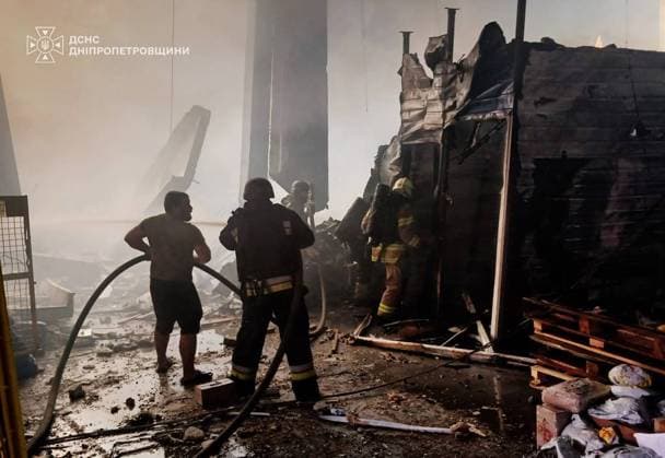 Five killed, 16 injured in Russian attacks over the past day in Dnipropetrovsk DNIPROPETROVSK, UKRAINE - AUGUST 06: (----EDITORIAL USE ONLY - MANDATORY CREDIT - UKRAINE STATE EMERGENCY SERVICE HANDOUT - NO MARKETING NO ADVERTISING CAMPAIGNS - DISTRIBUTED AS A SERVICE TO CLIENTS----) Firefighters battle the fire that broke out after Russian attacks that killed 5 and injured 16 in Dnipropetrovsk, Ukraine on August 06, 2026. Russian forces reportedly shelled five districts nearly 60 times. The attacks caused casualties in Kamianske, Pavlohrad, Nikopol, and Kryvyi Rih districts, while a combine harvester and around 10 homes were damaged in the Synelnykove district. State Emergency Service of Ukraine Handout Anadolu Dnipropetrovsk Ukrai  Copyright: x2026xAnadoluxStatexEmergencyxServicexofxUkrainex xHandoutx