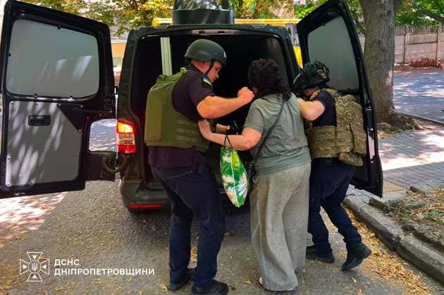 Five killed, 16 injured in Russian attacks over the past day in Dnipropetrovsk DNIPROPETROVSK, UKRAINE - AUGUST 06: (----EDITORIAL USE ONLY - MANDATORY CREDIT - UKRAINE STATE EMERGENCY SERVICE HANDOUT - NO MARKETING NO ADVERTISING CAMPAIGNS - DISTRIBUTED AS A SERVICE TO CLIENTS----) Emergency workers evacute civilians after Russian attacks that killed 5 and injured 16 in Dnipropetrovsk, Ukraine on August 06, 2026. Russian forces reportedly shelled five districts nearly 60 times. The attacks caused casualties in Kamianske, Pavlohrad, Nikopol, and Kryvyi Rih districts, while a combine harvester and around 10 homes were damaged in the Synelnykove district. State Emergency Service of Ukraine Handout Anadolu Dnipropetrovsk Ukraine. Edito  Copyright: x2026xAnadoluxStatexEmergencyxServicexofxUkrainex xHandoutx