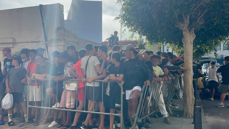 Migrant minors wait to be registered at the Ceuta Police Headquarters Boys and girls wait outside the Ceuta Police Headquarters to be registered, on August 7, 2026, in Ceuta, Spain. Hundreds of minors are lining up, waiting to complete the bureaucratic procedures that will allow them to be placed under the care of the local government. AUGUST 7, 2026 MIGRATION CRISIS UNIDENTIFIABLE MINOR Gabriela Sardá Nún Ceuta Ceuta Espana  Copyright: xGabrielaxSardaxNunezx 7704632