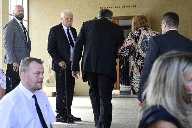 Last farewell to Czech artist Milan Knizak took place at the Strasnice Crematorium, in Prague, Czech Republic, on August 7, 2026. Third from left is seen former Czech President Vaclav Klaus. (CTKxPhoto RomanxVondrous) CTKPhotoP2026080703009  CTKPhotoP2026080703009