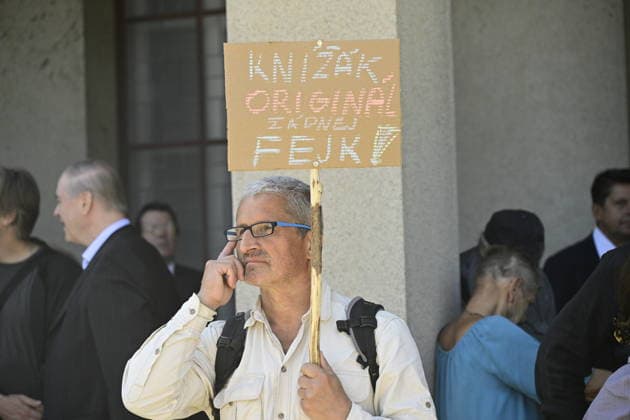 Last farewell to Czech artist Milan Knizak took place at the Strasnice Crematorium, in Prague, Czech Republic, on August 7, 2026. A man with banner which reads Knizak Original, not fake! (CTKxPhoto RomanxVondrous) CTKPhotoP2026080703041  CTKPhotoP2026080703041