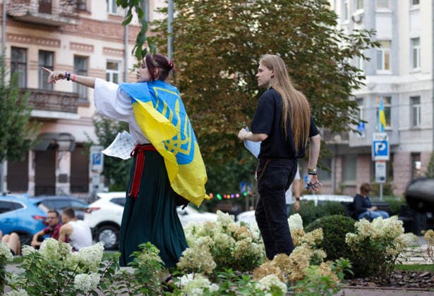 An activist wrapped in a Ukrainian flag coordinates the actions of demonstrators during a peaceful protest against the dismissal of Mykhailo Fedorov from the post of Ukraine’s Defence Minister in Ivana Franka Square outside the Ivan Franko National Academic Drama Theatre, close to the Office of the President, Kyiv, Ukraine, August 6, 2026. Large-scale cardboard rallies in support of former Defence Minister Mykhailo Fedorov have been held in Kyiv and other cities across Ukraine for 22 consecutive days. On 14 July 2026, the Ukrainian Parliament accepted the resignation of Prime Minister Yuliia Svyrydenko, leading to the resignation of the Cabinet. On 15 July 2026, President Volodymyr Zelenskyy dismissed Defence Minister Mykhailo Fedorov, sp  Copyright: xMariannaxKotykx