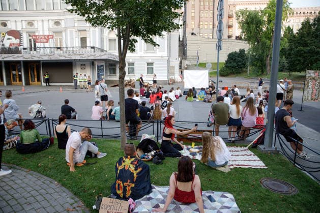 People gather for the screening of an online interview of Mykhailo Fedorov during an open-ended peaceful protest against the dismissal of Mykhailo Fedorov from the post of Ukraine’s Defence Minister in Ivana Franka Square outside the Ivan Franko National Academic Drama Theatre, close to the Office of the President, Kyiv, Ukraine, August 6, 2026. Large-scale cardboard rallies in support of former Defence Minister Mykhailo Fedorov have been held in Kyiv and other cities across Ukraine for 22 consecutive days. On 14 July 2026, the Ukrainian Parliament accepted the resignation of Prime Minister Yuliia Svyrydenko, leading to the resignation of the Cabinet. On 15 July 2026, President Volodymyr Zelenskyy dismissed Defence Minister Mykhailo Fedor  Copyright: xMariannaxKotykx