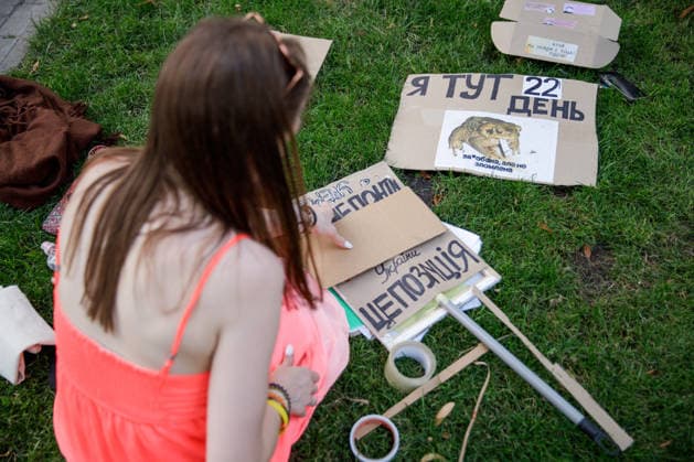 A woman uses cardboard to make placards during a peaceful protest against the dismissal of Mykhailo Fedorov from the post of Ukraine’s Defence Minister in Ivana Franka Square outside the Ivan Franko National Academic Drama Theatre, close to the Office of the President, Kyiv, Ukraine, August 6, 2026. Large-scale cardboard rallies in support of former Defence Minister Mykhailo Fedorov have been held in Kyiv and other cities across Ukraine for 22 consecutive days. On 14 July 2026, the Ukrainian Parliament accepted the resignation of Prime Minister Yuliia Svyrydenko, leading to the resignation of the Cabinet. On 15 July 2026, President Volodymyr Zelenskyy dismissed Defence Minister Mykhailo Fedorov, sparking widespread protests across the cou  Copyright: xMariannaxKotykx