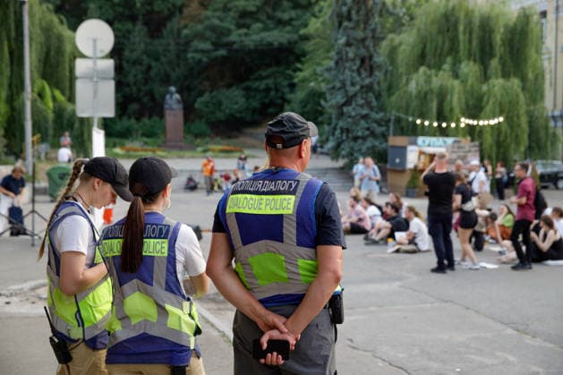 Officers from the police of dialogue stand guard during an open-ended peaceful protest against the dismissal of Mykhailo Fedorov from the post of Ukraine’s Defence Minister in Ivana Franka Square outside the Ivan Franko National Academic Drama Theatre, close to the Office of the President, Kyiv, Ukraine, August 6, 2026. Large-scale cardboard rallies in support of former Defence Minister Mykhailo Fedorov have been held in Kyiv and other cities across Ukraine for 22 consecutive days. On 14 July 2026, the Ukrainian Parliament accepted the resignation of Prime Minister Yuliia Svyrydenko, leading to the resignation of the Cabinet. On 15 July 2026, President Volodymyr Zelenskyy dismissed Defence Minister Mykhailo Fedorov, sparking widespread pr  Copyright: xMariannaxKotykx