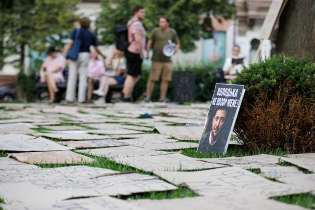 A placard features the photograph of Ukrainian President Volodymyr Zelenskyy during a peaceful protest against the dismissal of Mykhailo Fedorov from the post of Ukraine’s Defence Minister in Ivana Franka Square outside the Ivan Franko National Academic Drama Theatre, close to the Office of the President, Kyiv, Ukraine, August 6, 2026. Large-scale cardboard rallies in support of former Defence Minister Mykhailo Fedorov have been held in Kyiv and other cities across Ukraine for 22 consecutive days. On 14 July 2026, the Ukrainian Parliament accepted the resignation of Prime Minister Yuliia Svyrydenko, leading to the resignation of the Cabinet. On 15 July 2026, President Volodymyr Zelenskyy dismissed Defence Minister Mykhailo Fedorov, sparki  Copyright: xMariannaxKotykx