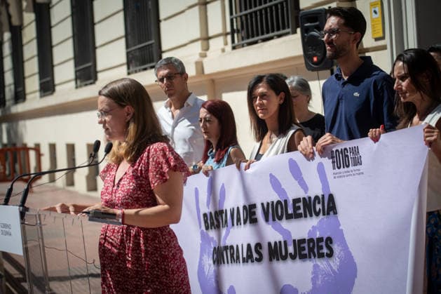 A minute of silence for the femicides of two women in Asturias and Murcia A government official speaks after a minute of silence for the femicides—allegedly resulting from gender-based violence—of two women in Asturias and Murcia, on August 7, 2026, in Madrid, Spain. In Asturias, the victim was a 50-year-old woman, allegedly murdered by her 49-year-old ex-partner. Meanwhile, in Murcia, the victim was a 44-year-old woman, allegedly murdered by her 38-year-old ex-partner. The victim had a minor daughter. Both cases occurred on August 5, and there had been previous reports of gender-based violence. AUGUST 7, 2026 Fernando Sá Madrid, Spain  Copyright: xFernandoxSanchezx 7704872