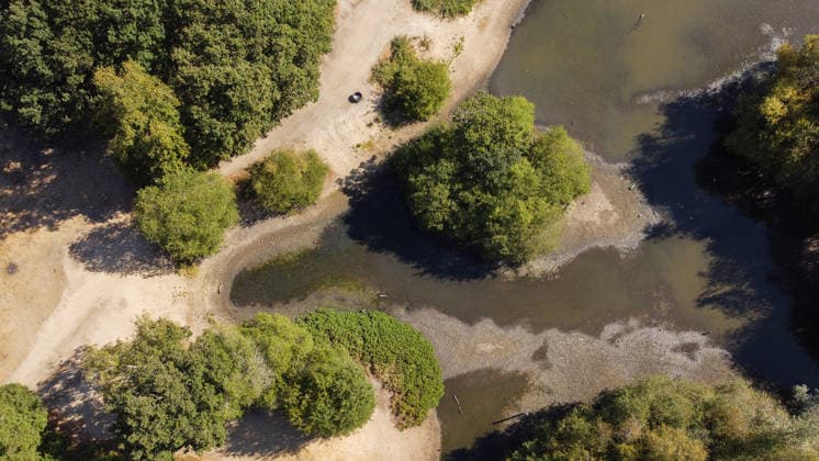Drought affects ponds in London parks LONDON, UNITED KINGDOM - AUGUST 7: An aerial view shows reduced water levels at Seven Islands Pond in Mitcham Common amid hot weather and drought conditions in London, United Kingdom, on August 7, 2026. Water levels in ponds across the capital’s parks have fallen as the prolonged dry conditions continue. Rasid Necati Aslim Anadolu London United Kingdom. Editorial use only. Please get in touch for any other usage.  Copyright: x2026xAnadoluxRasidxNecatixAslimx