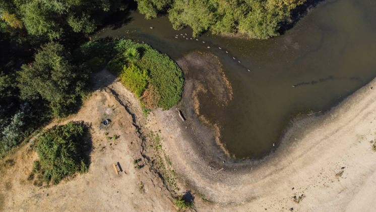 Drought affects ponds in London parks LONDON, UNITED KINGDOM - AUGUST 7: An aerial view shows reduced water levels at Seven Islands Pond in Mitcham Common amid hot weather and drought conditions in London, United Kingdom, on August 7, 2026. Water levels in ponds across the capital’s parks have fallen as the prolonged dry conditions continue. Rasid Necati Aslim Anadolu London United Kingdom. Editorial use only. Please get in touch for any other usage.  Copyright: x2026xAnadoluxRasidxNecatixAslimx