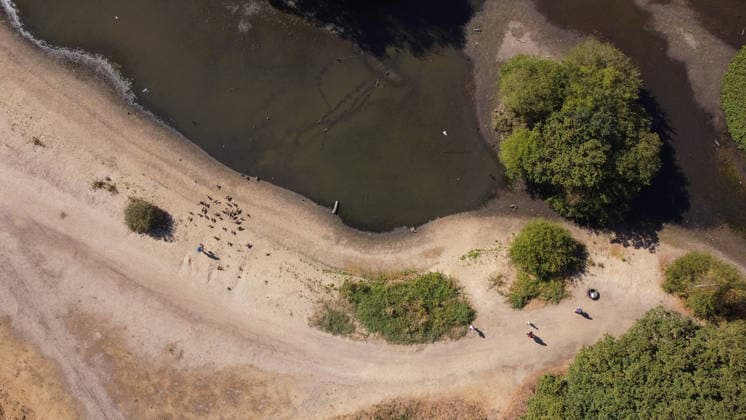 Drought affects ponds in London parks LONDON, UNITED KINGDOM - AUGUST 7: An aerial view shows reduced water levels at Seven Islands Pond in Mitcham Common amid hot weather and drought conditions in London, United Kingdom, on August 7, 2026. Water levels in ponds across the capital’s parks have fallen as the prolonged dry conditions continue. Rasid Necati Aslim Anadolu London United Kingdom. Editorial use only. Please get in touch for any other usage.  Copyright: x2026xAnadoluxRasidxNecatixAslimx