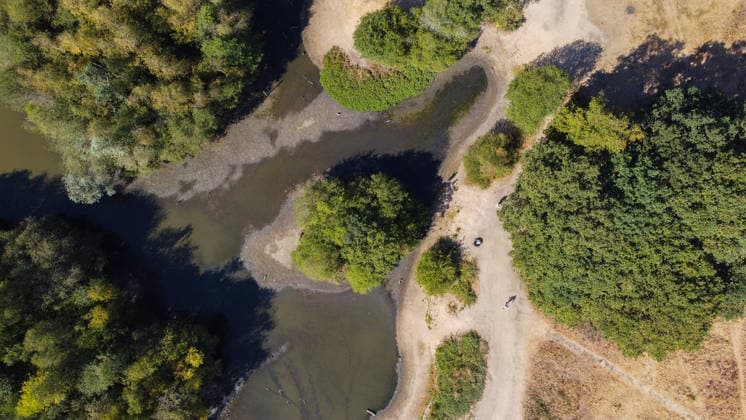 Drought affects ponds in London parks LONDON, UNITED KINGDOM - AUGUST 7: An aerial view shows reduced water levels at Seven Islands Pond in Mitcham Common amid hot weather and drought conditions in London, United Kingdom, on August 7, 2026. Water levels in ponds across the capital’s parks have fallen as the prolonged dry conditions continue. Rasid Necati Aslim Anadolu London United Kingdom. Editorial use only. Please get in touch for any other usage.  Copyright: x2026xAnadoluxRasidxNecatixAslimx