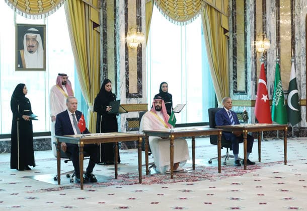 Turkiye, Saudi Arabia and Pakistan sign trilateral defense pact MECCA, SAUDI ARABIA - AUGUST 7: (----EDITORIAL USE ONLY - MANDATORY CREDIT - TURKISH PRESIDENCY MURAT CETINMUHURDAR HANDOUT - NO MARKETING NO ADVERTISING CAMPAIGNS - DISTRIBUTED AS A SERVICE TO CLIENTS----) Turkish President Recep Tayyip Erdogan (L), Saudi Crown Prince Mohammed bin Salman (C), and Pakistani Prime Minister Shehbaz Sharif (R) sign a trilateral defense agreement in Mecca, Saudi Arabia, on August 7, 2026. Turkish Presidency Murat Cetinmuhurdar Handout Anadolu Mecca Saudi Arabia. Editorial use only. Please get in touch for any other usage.  Copyright: x2026xAnadoluxTurkishxPresidencyx xMuratxCetinmuhurdarx xHandoutx