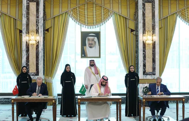 Turkiye, Saudi Arabia and Pakistan sign trilateral defense pact MECCA, SAUDI ARABIA - AUGUST 7: (----EDITORIAL USE ONLY - MANDATORY CREDIT - TURKISH PRESIDENCY MURAT CETINMUHURDAR HANDOUT - NO MARKETING NO ADVERTISING CAMPAIGNS - DISTRIBUTED AS A SERVICE TO CLIENTS----) Turkish President Recep Tayyip Erdogan (L), Saudi Crown Prince Mohammed bin Salman (C), and Pakistani Prime Minister Shehbaz Sharif (R) sign a trilateral defense agreement in Mecca, Saudi Arabia, on August 7, 2026. Turkish Presidency Murat Cetinmuhurdar Handout Anadolu Mecca Saudi Arabia. Editorial use only. Please get in touch for any other usage.  Copyright: x2026xAnadoluxTurkishxPresidencyx xMuratxCetinmuhurdarx xHandoutx