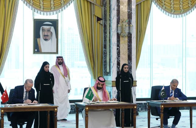 Turkiye, Saudi Arabia and Pakistan sign trilateral defense pact MECCA, SAUDI ARABIA - AUGUST 7: (----EDITORIAL USE ONLY - MANDATORY CREDIT - TURKISH PRESIDENCY MURAT CETINMUHURDAR HANDOUT - NO MARKETING NO ADVERTISING CAMPAIGNS - DISTRIBUTED AS A SERVICE TO CLIENTS----) Turkish President Recep Tayyip Erdogan (L), Saudi Crown Prince Mohammed bin Salman (C), and Pakistani Prime Minister Shehbaz Sharif (R) sign a trilateral defense agreement in Mecca, Saudi Arabia, on August 7, 2026. Turkish Presidency Murat Cetinmuhurdar Handout Anadolu Mecca Saudi Arabia. Editorial use only. Please get in touch for any other usage.  Copyright: x2026xAnadoluxTurkishxPresidencyx xMuratxCetinmuhurdarx xHandoutx