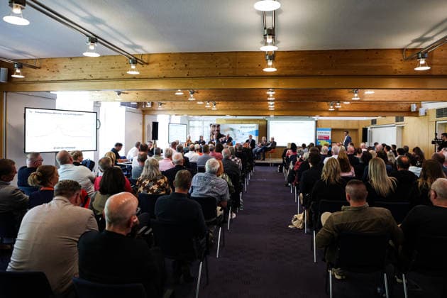 v.l. Sandra Kowalski (stellvertretende Vorsitzende des Liberalen Mittelstandes Sachsen-Anhalt e.V.), Dr. Claudia Wittig (BSW), Fraktionsvorsitzender Ulrich Siegmund (AfD, Sachsen Anhalt), Fraktionsvorsitzender Guido Heuer (CDU), Dr. Andreas Schmidt (SPD), Monika Hohmann (Die Linke), Olaf Meister (Bündnis 90 Die Grünen) - Wahlforum Mittelstand des Liberalen Mittelstand Sachsen-Anhalt e.V. im Seminarhotel in Halberstadt (Sachsen-Anhalt) *** From left: Sandra Kowalski, Vice Chair of the Liberal Small Business Association of Saxony-Anhalt e.V.; Dr. Claudia Wittig, BSW; Ulrich Siegmund, AfD Caucus Chair, Saxony-Anhalt; Guido Heuer, CDU Caucus Chair; Dr. Andreas Schmidt, SPD; Monika Hohmann, The Left; Olaf Meister, Alliance 90 The Greens; Electi