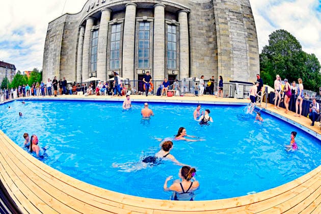 Volksbad vor Volksbuehne geht baden *** Volksbad Goes Under in Front of Volksbuehne