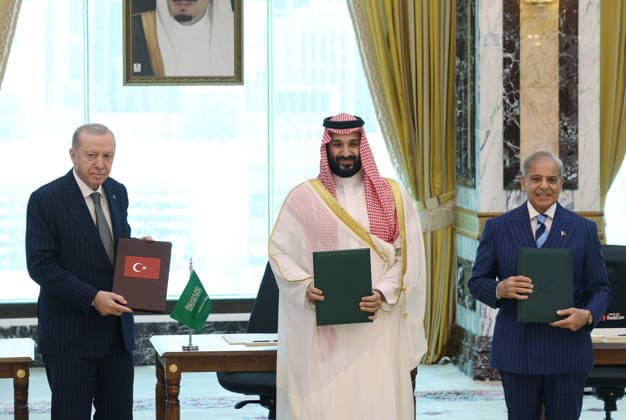 Turkiye, Saudi Arabia and Pakistan sign trilateral joint defense agreement MECCA, SAUDI ARABIA - AUGUST 7: (----EDITORIAL USE ONLY - MANDATORY CREDIT - TURKISH PRESIDENCY MURAT CETINMUHURDAR HANDOUT - NO MARKETING NO ADVERTISING CAMPAIGNS - DISTRIBUTED AS A SERVICE TO CLIENTS----) Turkish President Recep Tayyip Erdogan (L), Saudi Crown Prince Mohammed bin Salman (C) and Pakistani Prime Minister Shehbaz Sharif (R) sign a trilateral joint defense agreement in Mecca, Saudi Arabia, on August 7, 2026. TUR Presidency Murat Cetinmuhurdar Handout Anadolu Mecca Saudi Arabia. Editorial use only. Please get in touch for any other usage.  Copyright: x2026xAnadoluxTURxPresidencyx MuratxCetinmuhurdarx xHandoutx