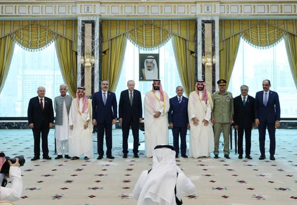 Turkiye, Saudi Arabia and Pakistan sign trilateral joint defense agreement MECCA, SAUDI ARABIA - AUGUST 7: (----EDITORIAL USE ONLY - MANDATORY CREDIT - TURKISH PRESIDENCY MURAT CETINMUHURDAR HANDOUT - NO MARKETING NO ADVERTISING CAMPAIGNS - DISTRIBUTED AS A SERVICE TO CLIENTS----) Turkish President Recep Tayyip Erdogan (5th L), Saudi Crown Prince Mohammed bin Salman (C) and Pakistani Prime Minister Shehbaz Sharif (5th R) pose for a family photo after signing a trilateral joint defense agreement in Mecca, Saudi Arabia, on August 7, 2026. TUR Presidency Murat Cetinmuhurdar Anadolu Mecca Saudi Arabia. Editorial use only. Please get in touch for any other usage.  Copyright: x2026xAnadoluxTURxPresidencyx MuratxCetinmuhurdarx