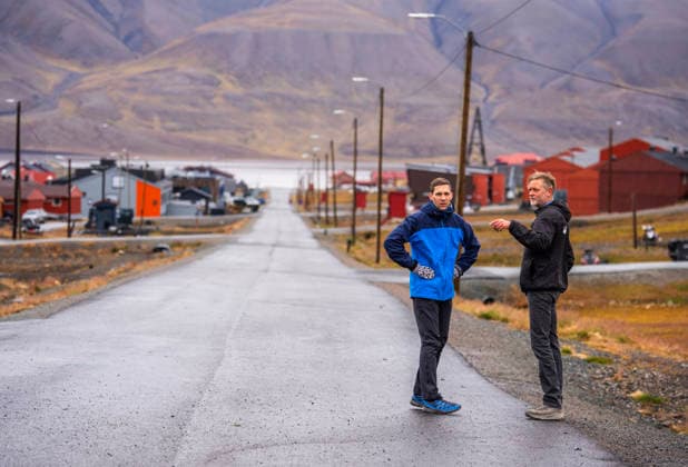 Klima- og miljominister Andreas Bjelland Eriksen besoker Svalbard Longyearbyen 20260807. Klima- og miljominister Andreas Bjelland Eriksen besoker Svalbard. Fredag var det byvandring med Longyearbyen Lokalstyre og Metereologisk institutt. Han fikk informasjon om hva klimaendringene gjor med Longyearbyen, og hvordan byen tilpasser seg snoskred, permafrost-tining, drikkevann og flom. Her er han sammen med leder for lokalstyret Terje Aunevik ( Venstre). Foto: Ole Berg-Rusten NTB Longyearbyen Norge 3_r_7Mi0BnE EDITORIAL USE ONLY Ref:_POL3_r_7Mi0BnE.jpg *** Minister of Climate and Environment Andreas Bjelland Eriksen Visits Svalbard, Longyearbyen, August 7, 2026 Minister of Climate and Environment Andreas Bjelland Eriksen Visits Svalbard  Copyright: xOlexBerg-Rustenx xNTBx