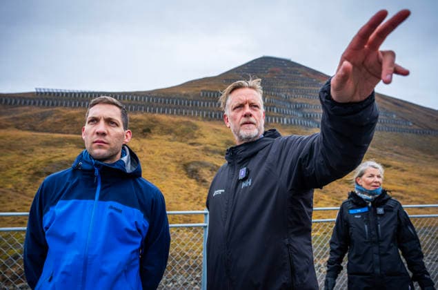 Klima- og miljominister Andreas Bjelland Eriksen besoker Svalbard Longyearbyen 20260807. Klima- og miljominister Andreas Bjelland Eriksen besoker Svalbard. Fredag var det byvandring med Longyearbyen Lokalstyre og Metereologisk institutt. Han fikk informasjon om hva klimaendringene gjor med Longyearbyen, og hvordan byen tilpasser seg snoskred, permafrost-tining, drikkevann og flom. Her er han sammen med leder for lokalstyret Terje Aunevik ( Venstre). Foto: Ole Berg-Rusten NTB Longyearbyen Norge DOvVex6z-qY EDITORIAL USE ONLY Ref:_POLDOvVex6z-qY.jpg *** Minister of Climate and Environment Andreas Bjelland Eriksen Visits Svalbard, Longyearbyen, August 7, 2026 Minister of Climate and Environment Andreas Bjelland Eriksen Visits Svalbard  Copyright: xOlexBerg-Rustenx xNTBx