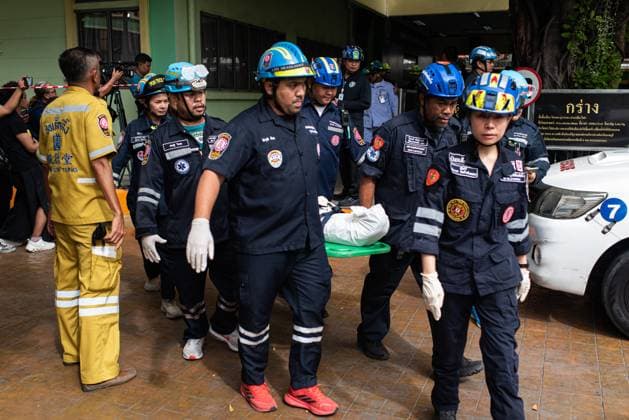 News Bilder des Tages August 7, 2026, Nonthaburi, Thailand: Rescue workers carried the body of the victim who was killed in the school mass shooting from the scene..At least 7 people, including the gunman, died in a school mass shooting. A 14-year-old student started by killing his grandparents at their home, then opened fire at the school before killing himself. Nonthaburi Thailand - ZUMAs197 20260807_aaa_s197_005 Copyright: xPeeraponxBoonyakiatx