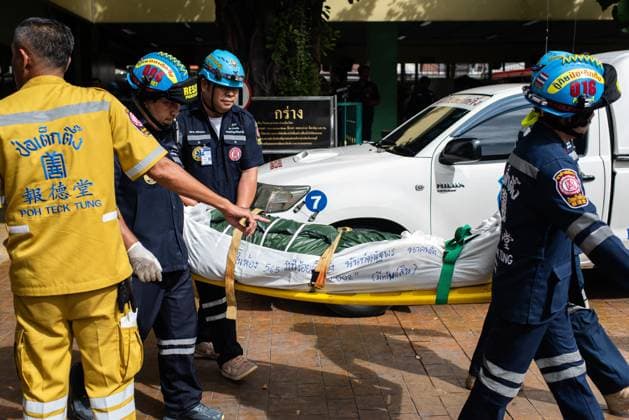 August 7, 2026, Nonthaburi, Thailand: Rescue workers carried the body of the victim who was killed in the school mass shooting from the scene..At least 7 people, including the gunman, died in a school mass shooting. A 14-year-old student started by killing his grandparents at their home, then opened fire at the school before killing himself. Nonthaburi Thailand - ZUMAs197 20260807_aaa_s197_018 Copyright: xPeeraponxBoonyakiatx