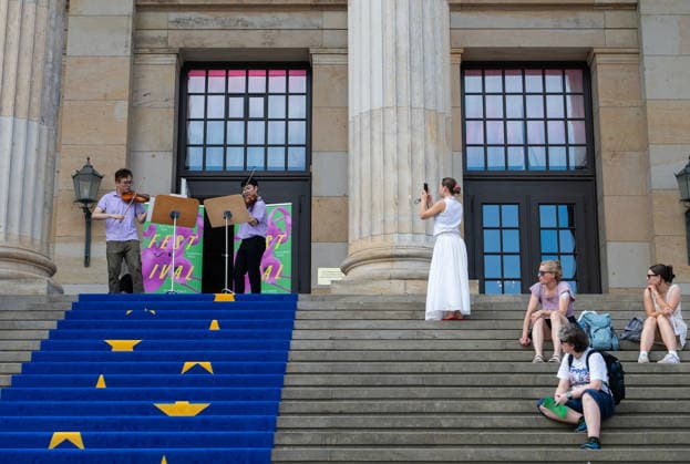 (260806) -- BERLIN, Aug. 6, 2026 -- Musicians from the Orchestra of the Zhejiang Conservatory of Music perform during a flash mob activity at the Konzerthaus Berlin in Berlin, Germany, Aug. 5, 2026. Orchestra of the Zhejiang Conservatory of Music took the stage on Wednesday at the Konzerthaus Berlin, delivered a captivating performance at the Young Euro Classic 2026. During its stay, the orchestra also staged a series of flash mob performances. ) GERMANY-BERLIN-CHINA-ORCHESTRA-PERFORMANCE ZhangxHaofu 