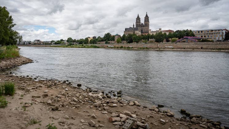 News Bilder des Tages Deutlich niedriger Wasserstand in der Elbe im August 2026 - mit Magdeburger Dom;Niedrigwasser der Elbe in Magdeburg im Sommer 2026, Magdeburg Sachsen-Anhalt Deutschland Elbufer *** Significantly lower water level in the Elbe River in August 2026, with Magdeburg Cathedral in the background; low water level of the Elbe River in Magdeburg in the summer of 2026, Magdeburg, Saxony-Anhalt, Germany, banks of the Elbe River