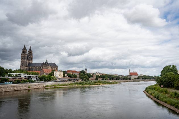 Deutlich niedriger Wasserstand in der Elbe im August 2026 - mit Magdeburger Dom;Niedrigwasser der Elbe in Magdeburg im Sommer 2026, Magdeburg Sachsen-Anhalt Deutschland Elbufer *** Significantly lower water level in the Elbe River in August 2026, with Magdeburg Cathedral in the background; low water levels on the Elbe in Magdeburg in the summer of 2026, Magdeburg, Saxony-Anhalt, Germany, banks of the Elbe