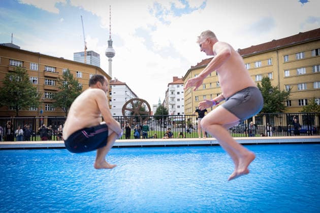 Die Volksbuehne hat am 07.08.2026 ein Pop-up-Freibad in Berlin-Mitte eroeffnet (Foto vom 07.08.2026). Das Volksbad ist das erste Projekt des neuen Intendanten Matthias Lilienthal. In dem 25 Meter langen und 1,30 Meter tiefen Becken auf dem Rosa-Luxemburg-Platz koennen Besucher nach Buchung eines Zeitslots kostenlos und ohne Ausweispflicht schwimmen gehen, wie das Theater auf seiner Website angibt. Die fuer acht Wochen geplante Aktion sorgt aber wegen hoher Kosten auch fuer Kritik. (Siehe epd-Meldung vom 07.08.2026) EDITORIAL USE ONLY *** On August 7, 2026, the Volksbühne opened a pop-up outdoor pool in Berlin-Mitte. Photo from August 7, 2026. The Volksbad is the first project of the new artistic director, Matthias Lilienthal. In the 25-me Copyright: epd-bild HansxScherhaufer epd-Pop-up_Volksbad5-kopieren