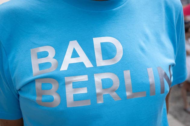 Die Volksbuehne hat am 07.08.2026 ein Pop-up-Freibad in Berlin-Mitte eroeffnet (Foto vom 07.08.2026). Das Volksbad ist das erste Projekt des neuen Intendanten Matthias Lilienthal. In dem 25 Meter langen und 1,30 Meter tiefen Becken auf dem Rosa-Luxemburg-Platz koennen Besucher nach Buchung eines Zeitslots kostenlos und ohne Ausweispflicht schwimmen gehen, wie das Theater auf seiner Website angibt. Die fuer acht Wochen geplante Aktion sorgt aber wegen hoher Kosten auch fuer Kritik. (Siehe epd-Meldung vom 07.08.2026) EDITORIAL USE ONLY *** On August 7, 2026, the Volksbühne opened a pop-up outdoor pool in Berlin-Mitte. Photo from August 7, 2026. The Volksbad is the first project of the new artistic director, Matthias Lilienthal. In the 25-me Copyright: epd-bild HansxScherhaufer HSM20218
