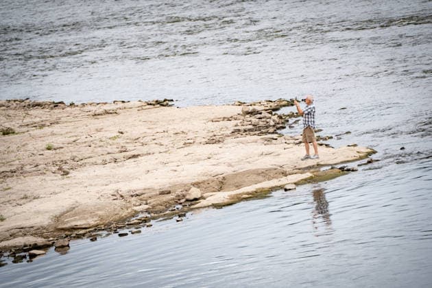Deutlich niedriger Wasserstand in der Elbe im August 2026;Niedrigwasser der Elbe in Magdeburg im Sommer 2026, Magdeburg Sachsen-Anhalt Deutschland Elbufer *** Significantly lower water level in the Elbe in August 2026; Low water levels on the Elbe in Magdeburg in the summer of 2026, Magdeburg, Saxony-Anhalt, Germany, on the banks of the Elbe