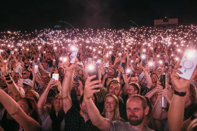 06.08.2026, Tartu. Moby performed a live show at the Tartu Song Festival Grounds, celebrating the 25th anniversary of his iconic album Play. Photo: Dmitri Kotjuh Järva Teataja Tartu Tartumaa Estonia 2DK06AUG26F130  Copyright: xDmitrixKotjuhx Crowd waving phone lights during Moby concert